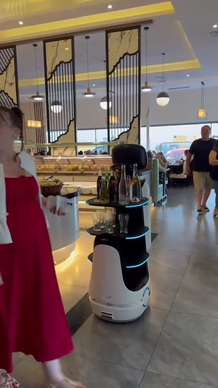 DINERBOT T10 chargé de boissons et de verres circulant dans la salle d'O Grand Buffet à Auxerre